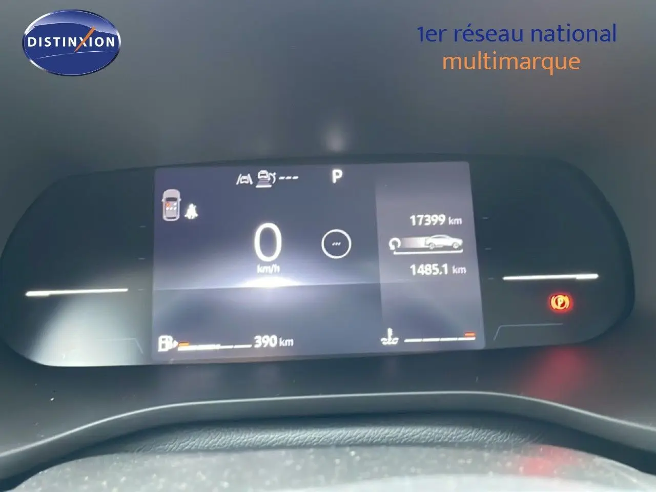 Tableau de bord numérique de Renault Arkana bleu, affichant 0 km/h et 17 399 km au compteur, vue frontale rapprochée.