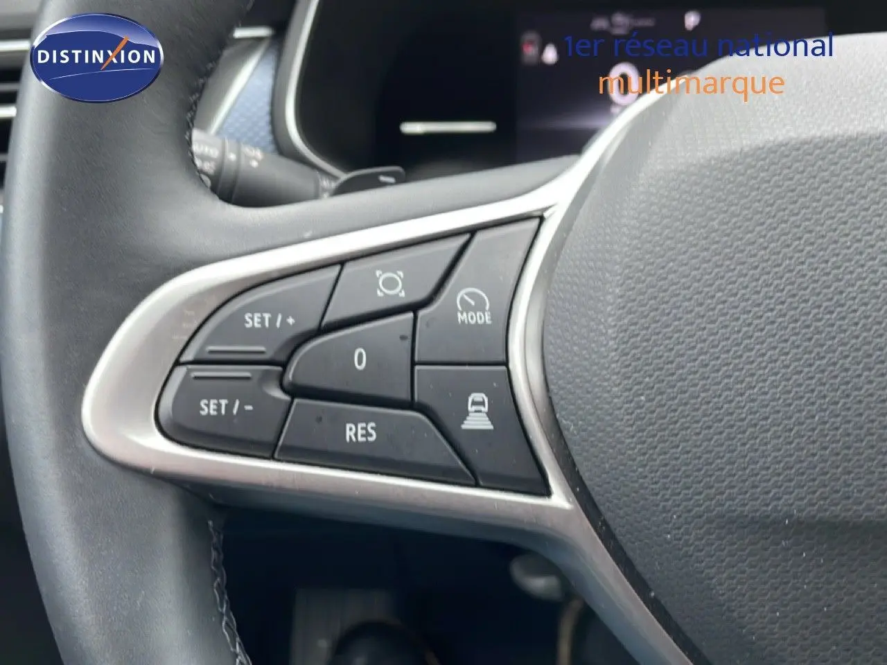 Gros plan sur les commandes de régulateur de vitesse au volant d'une Renault Arkana 2025, bleu Zanzibar metal.