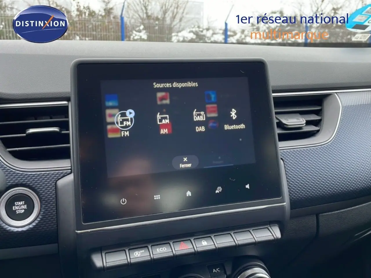 Écran tactile central du tableau de bord de la Renault Arkana 2025, affichant les sources audio disponibles.