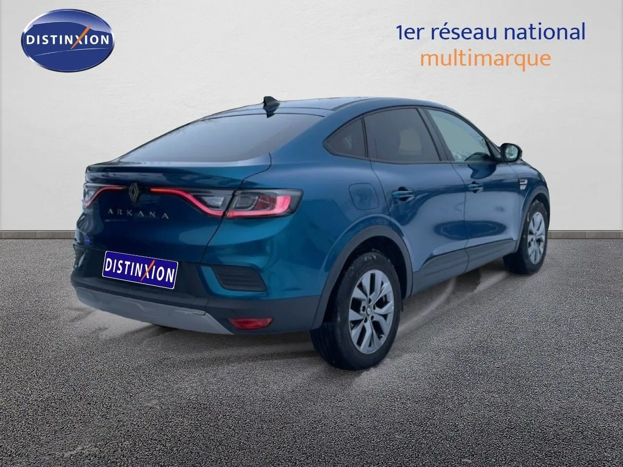 Vue 3/4 arrière droite d'une Renault Arkana 2025 bleu Zanzibar métal avec feux arrière LED et jantes alliage.