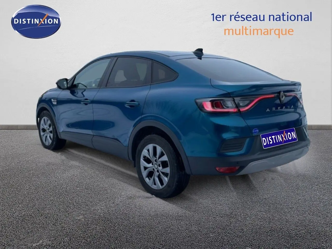 Vue 3/4 arrière droite d’un Renault Arkana bleu Zanzibar métal avec feux arrière LED et jantes alliage.