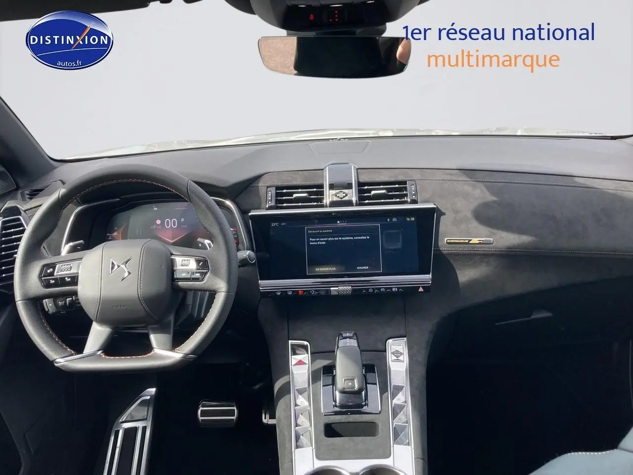 Vue intérieure du tableau de bord et volant cuir du DS7 1.5 BlueHDi 130 Performance Line 2026 en finition noire.