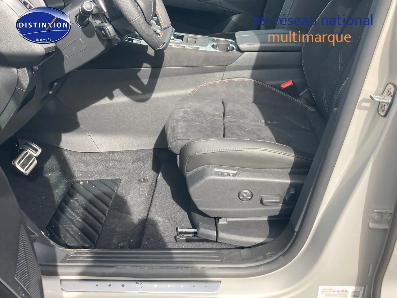 Vue intérieure côté conducteur de la DS7 1.5 BlueHDi 130 Crystal Pearl, siège avant en cuir noir avec réglages électriques.