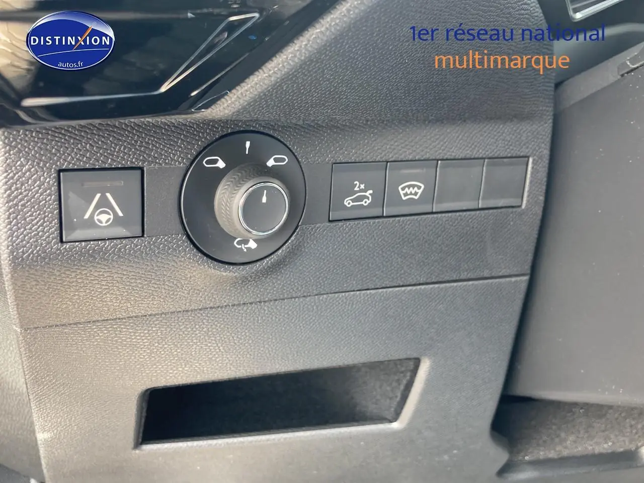 Détail des commandes côté gauche du tableau de bord du DS7 1.5 BlueHDi Crystal Pearl, finition Performance Line.