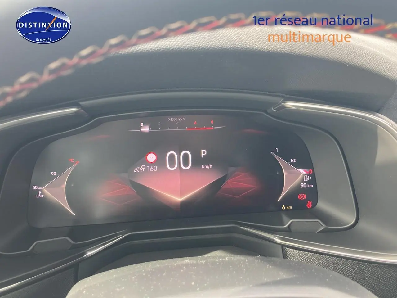 Tableau de bord numérique du DS7 1.5 BlueHDi 130 Performance Line 2026, affichage vitesse et jauges.