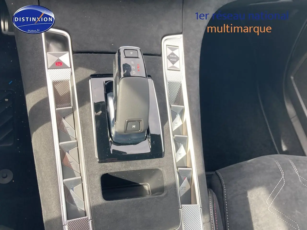 Vue rapprochée de la console centrale du DS7 1.5 BlueHDi 130 en Crystal Pearl, avec levier de vitesse automatique et finitions alu.