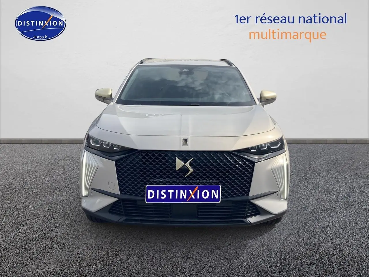 Vue frontale du DS7 1.5 BlueHDi 130 Performance Line en Crystal Pearl avec calandre noire et feux LED distinctifs.