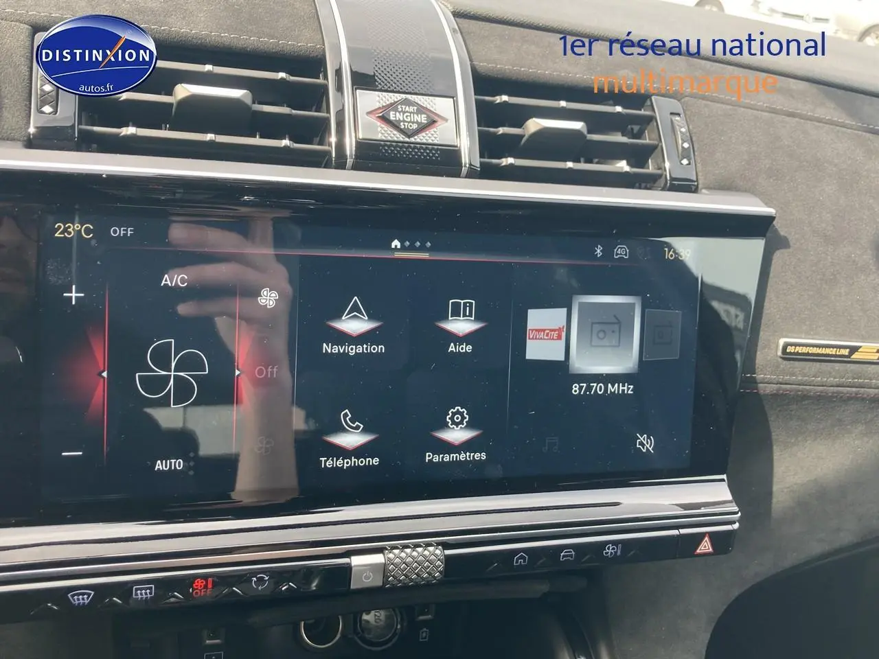 Vue rapprochée de l'écran tactile central et tableau de bord noir du DS7 Crystal Pearl 2026 version Performance Line.