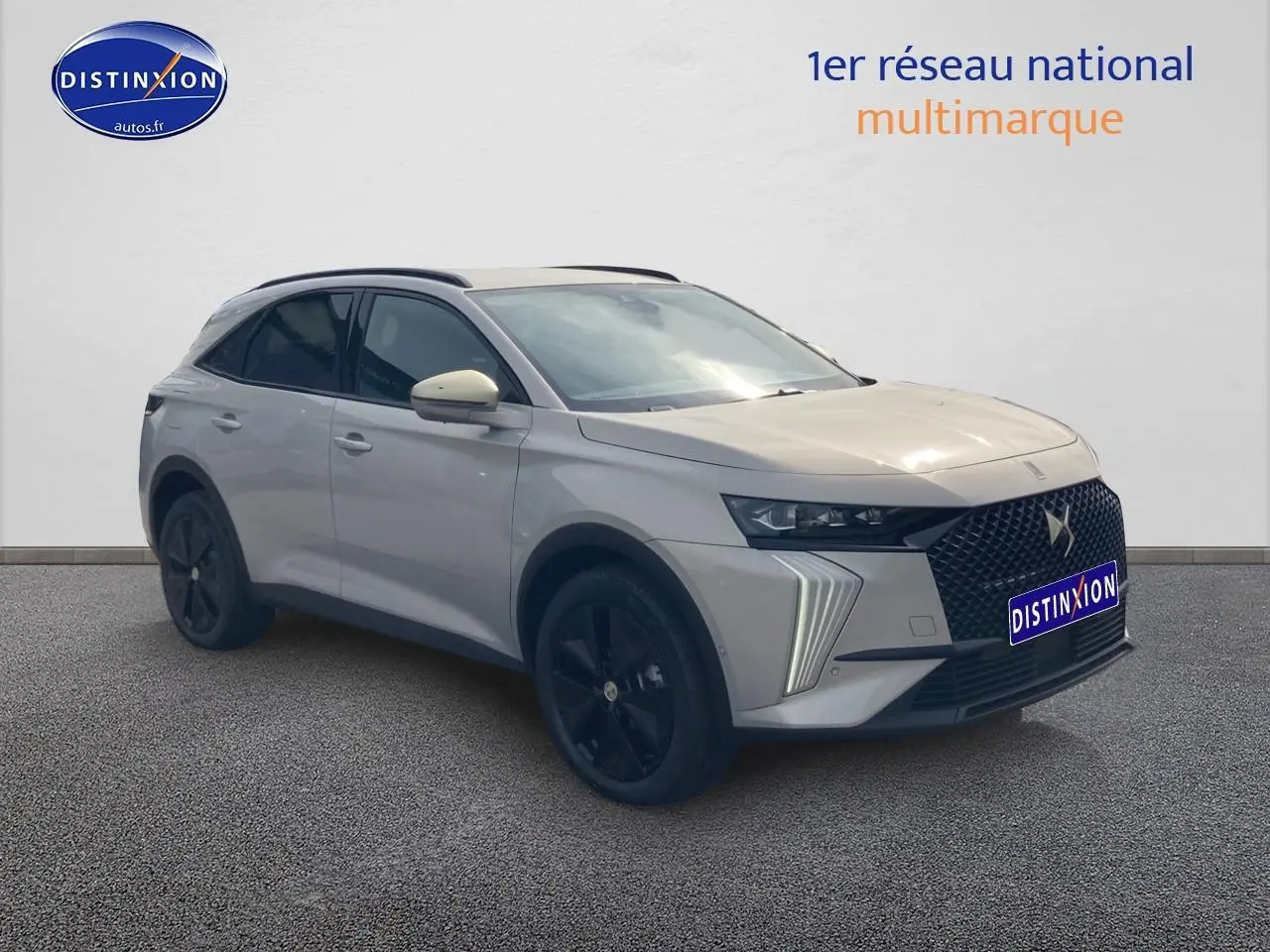 DS7 1.5 BlueHDi 130 Crystal Pearl en 3/4 avant droit, avec calandre noire et jantes alu noires.