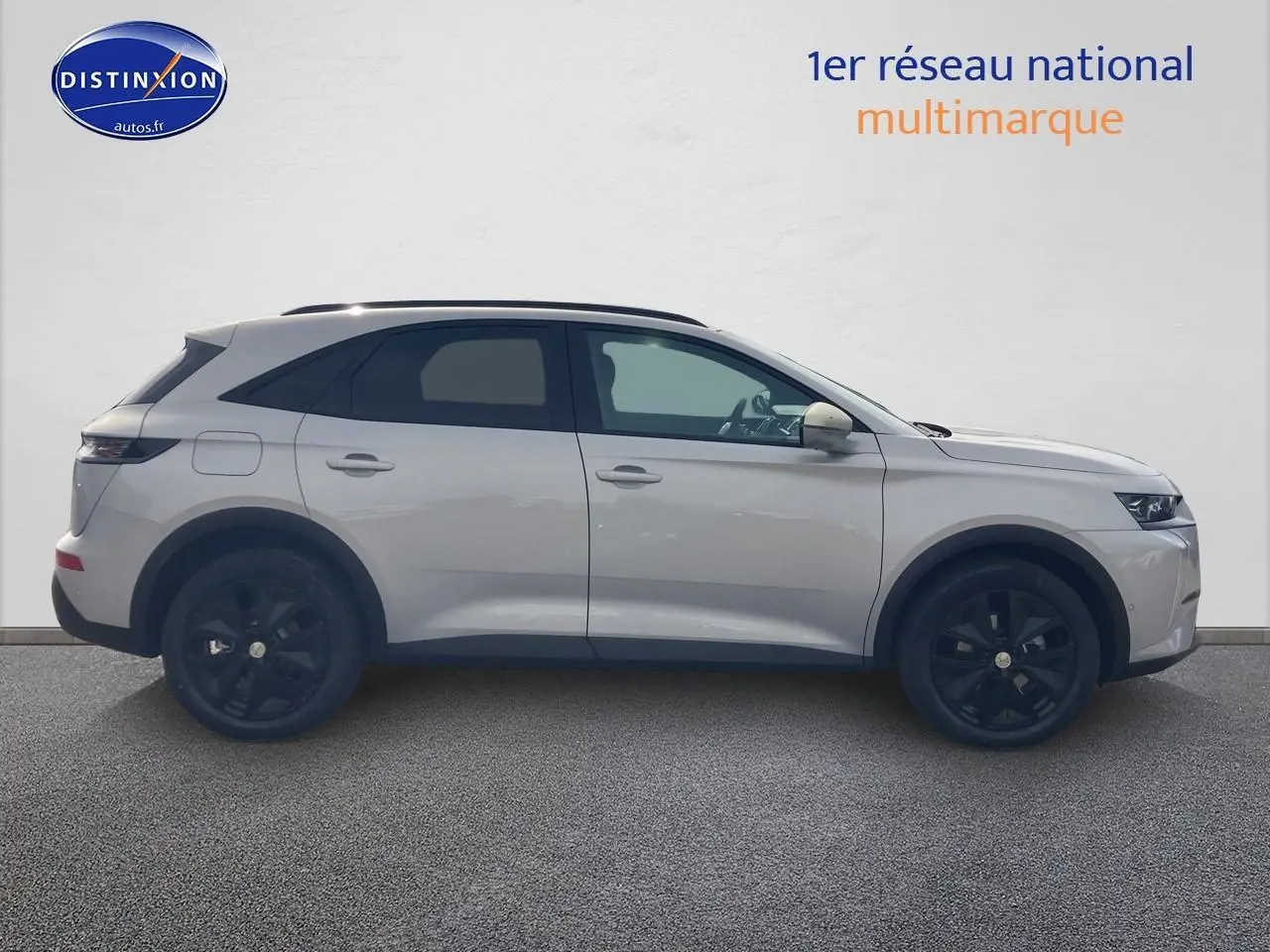 Vue de profil côté gauche du DS7 1.5 BlueHDi 130 Crystal Pearl avec jantes noires et vitres surteintées.