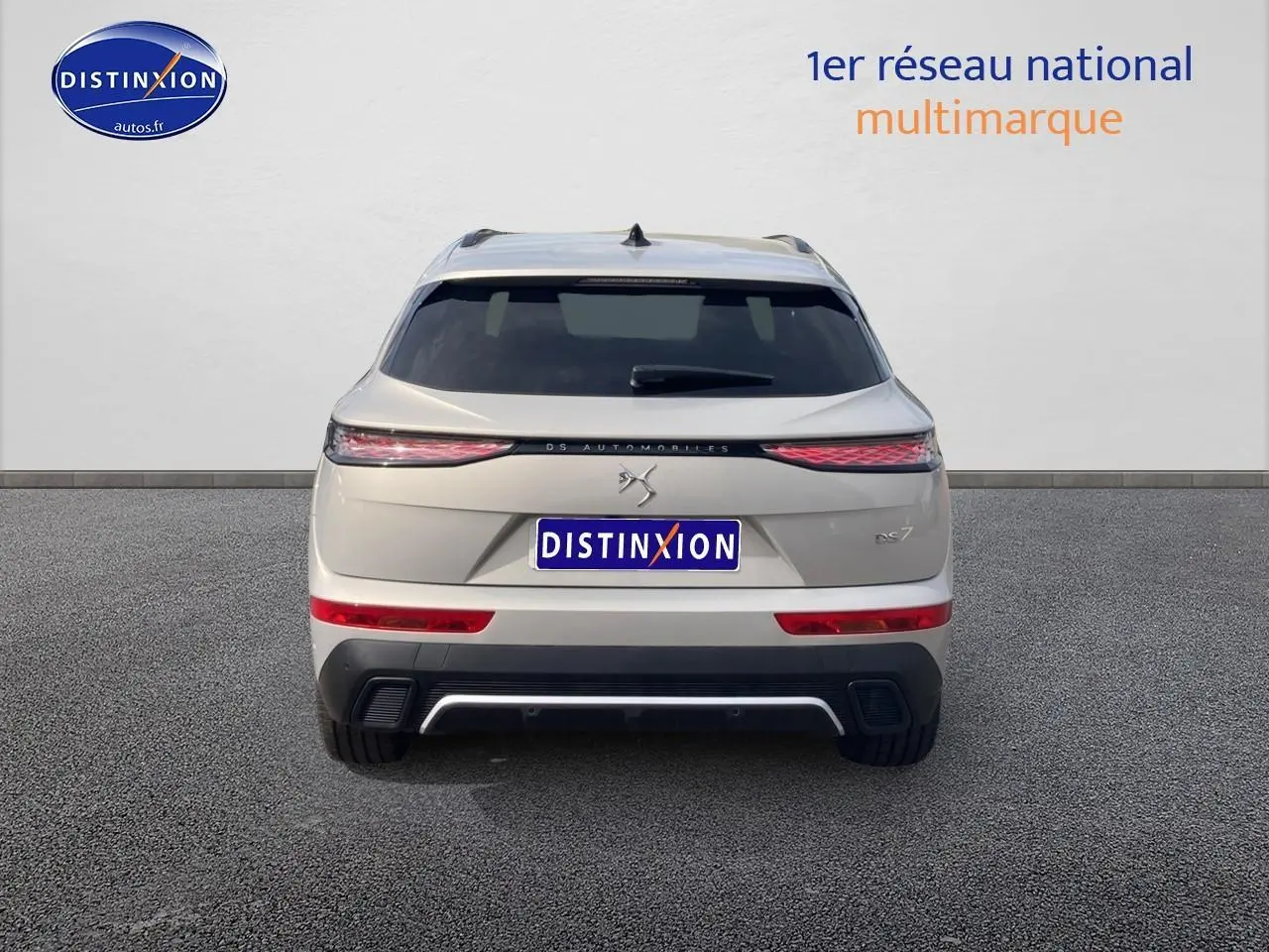 Vue arrière d’un DS7 Crystal pearl 2026 avec feux LED fins et double sortie d’échappement intégrée.