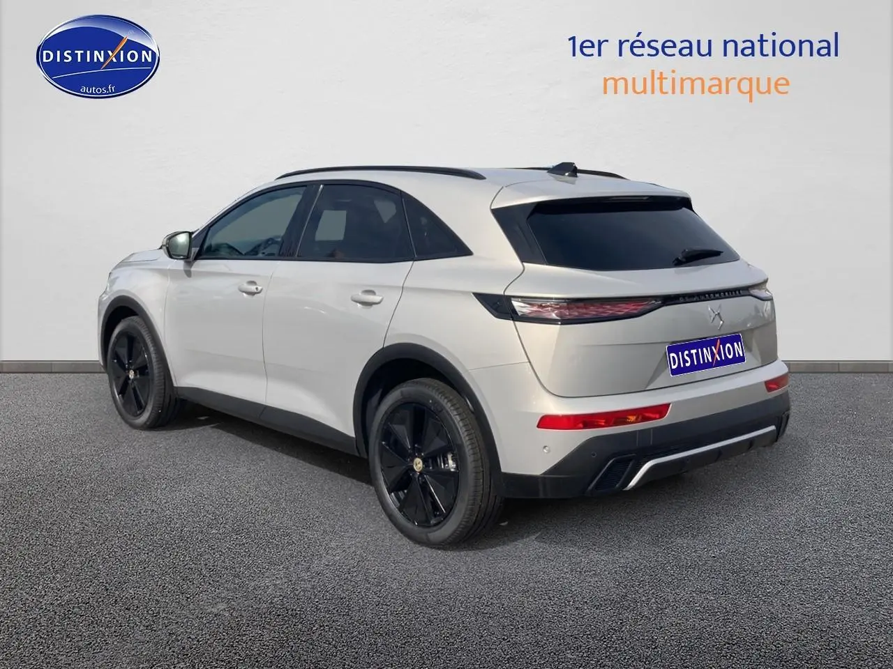 Vue 3/4 arrière droite d'un DS7 Crystal Pearl avec jantes noires et vitres surteintées.