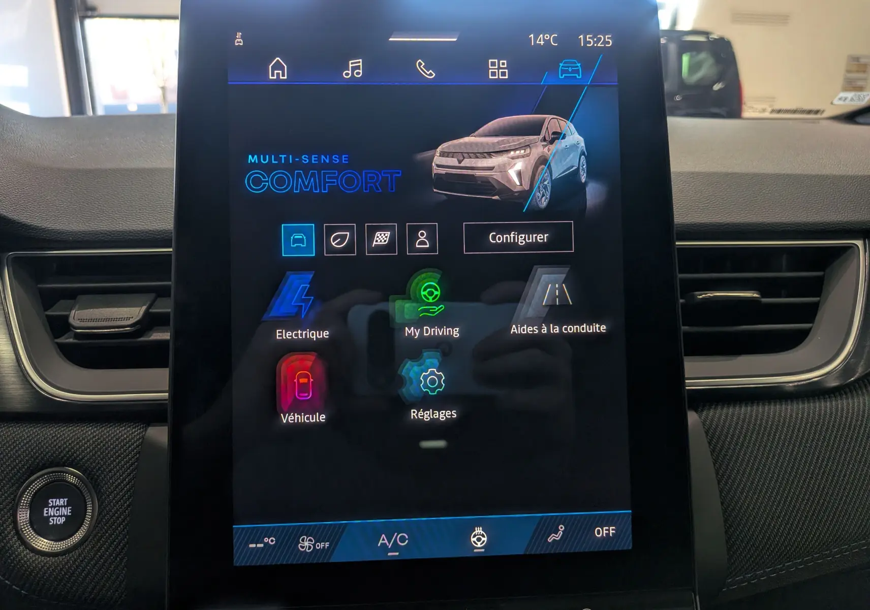 Écran tactile central du tableau de bord du Renault Symbioz 2026, affichant le mode de conduite Comfort.