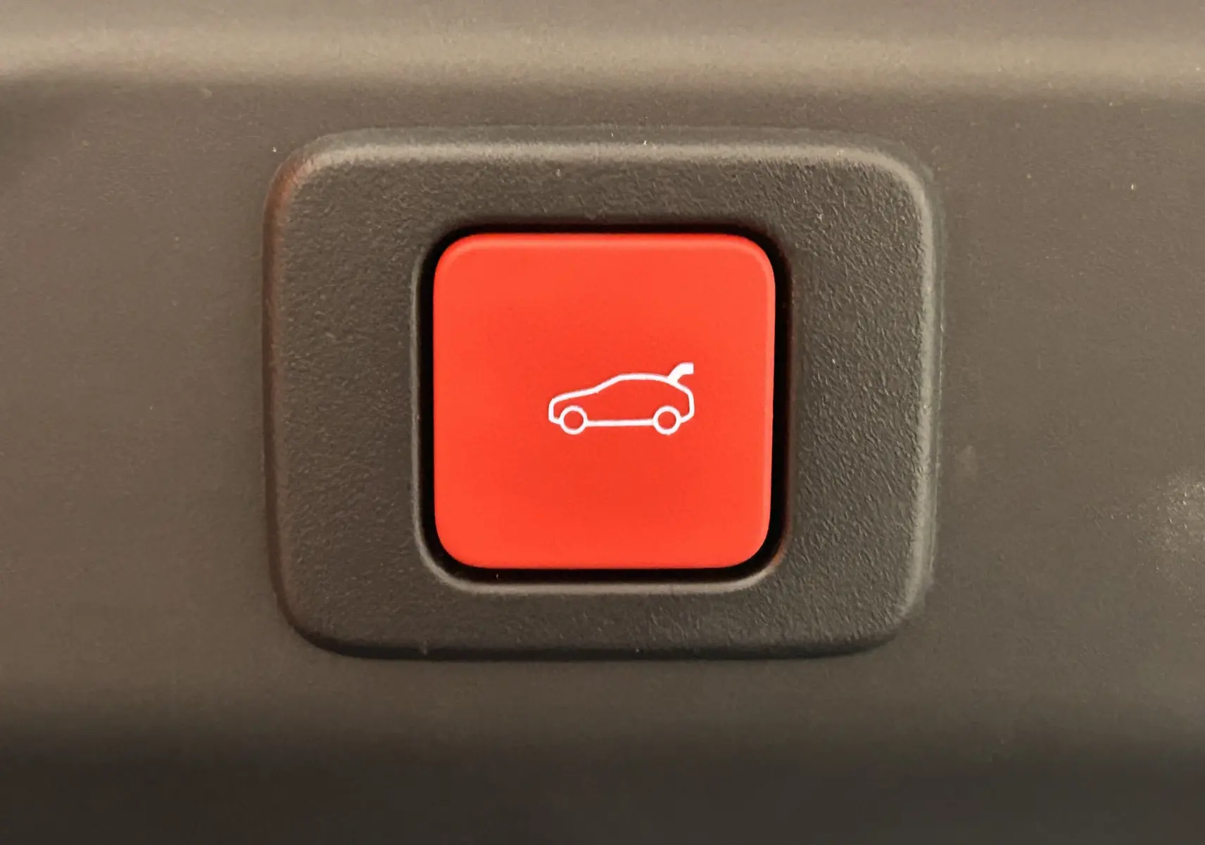 Bouton rouge intérieur avec pictogramme blanc d'un hayon ouvert, pour Peugeot 3008 Hybrid gris Artense.