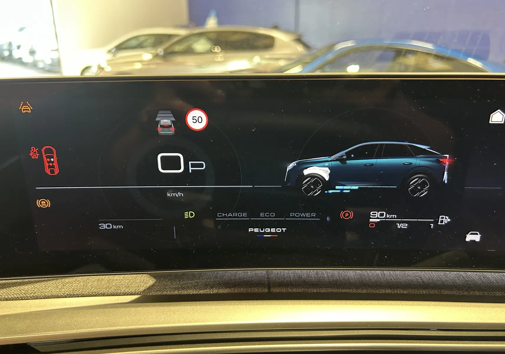 Écran digital du tableau de bord montrant la silhouette bleue du Peugeot 3008 III Hybrid en vue latérale droite.