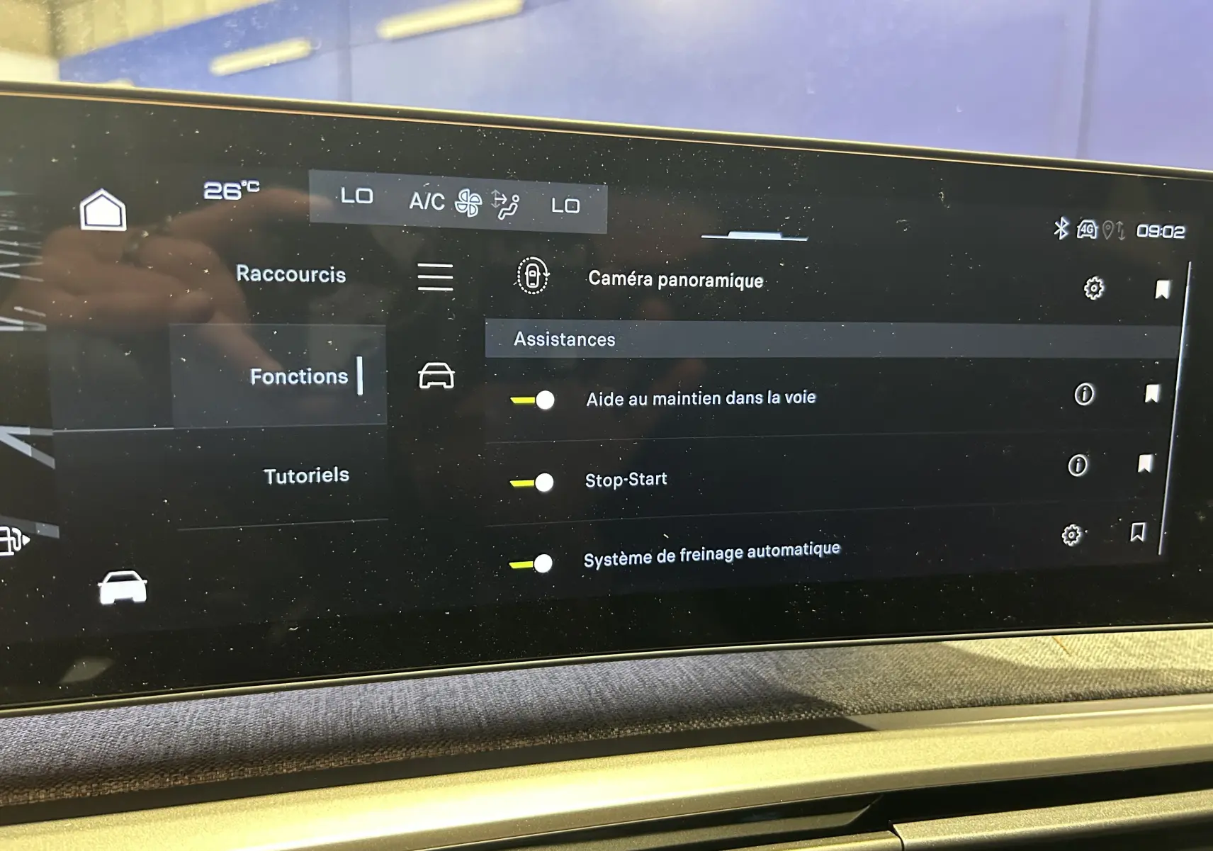 Écran tactile intérieur du Peugeot 3008 III Hybrid affichant les assistances à la conduite activées.