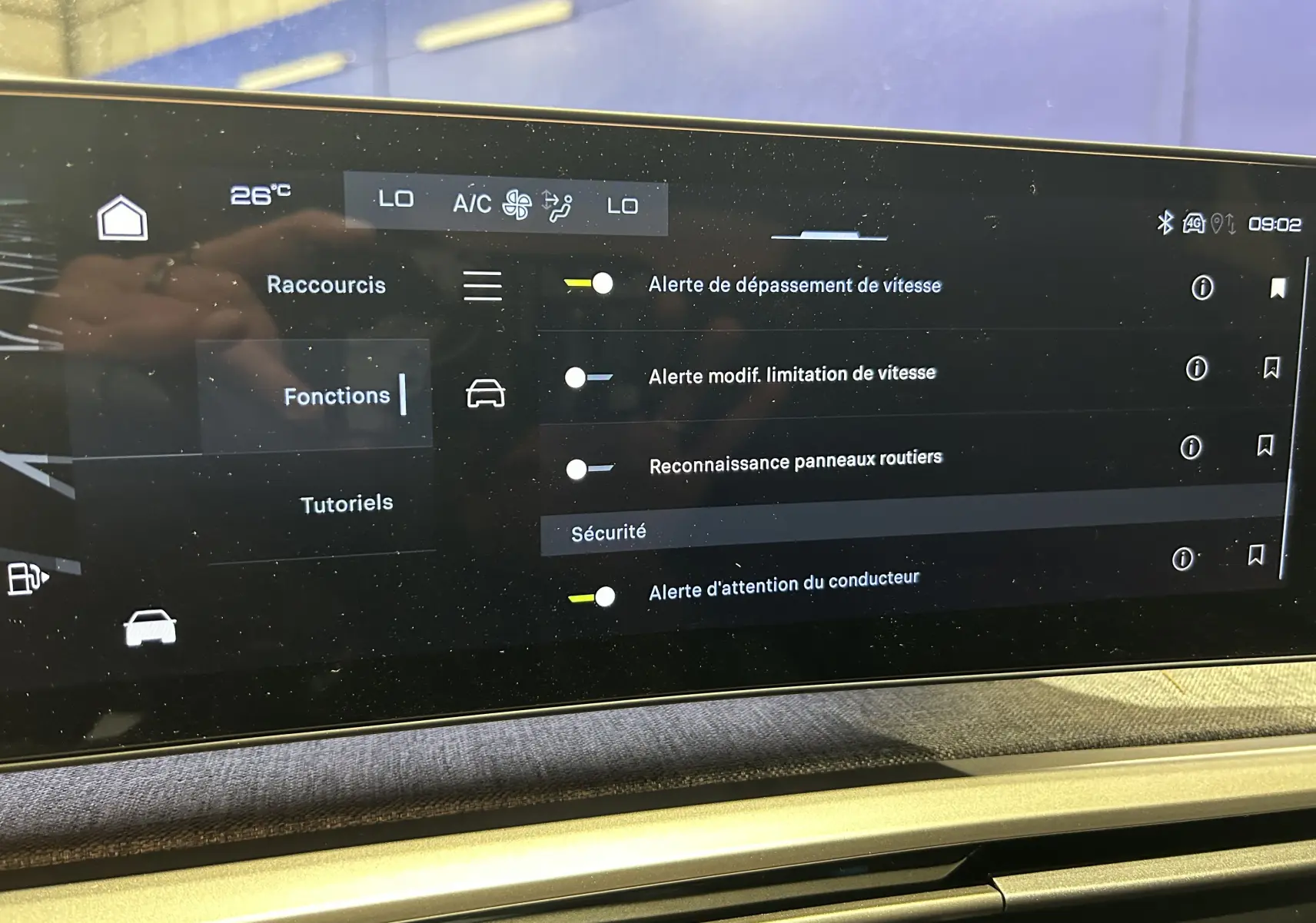 Écran tactile intérieur du Peugeot 3008 Hybrid 2026 affichant les réglages d’alertes de sécurité conducteur.