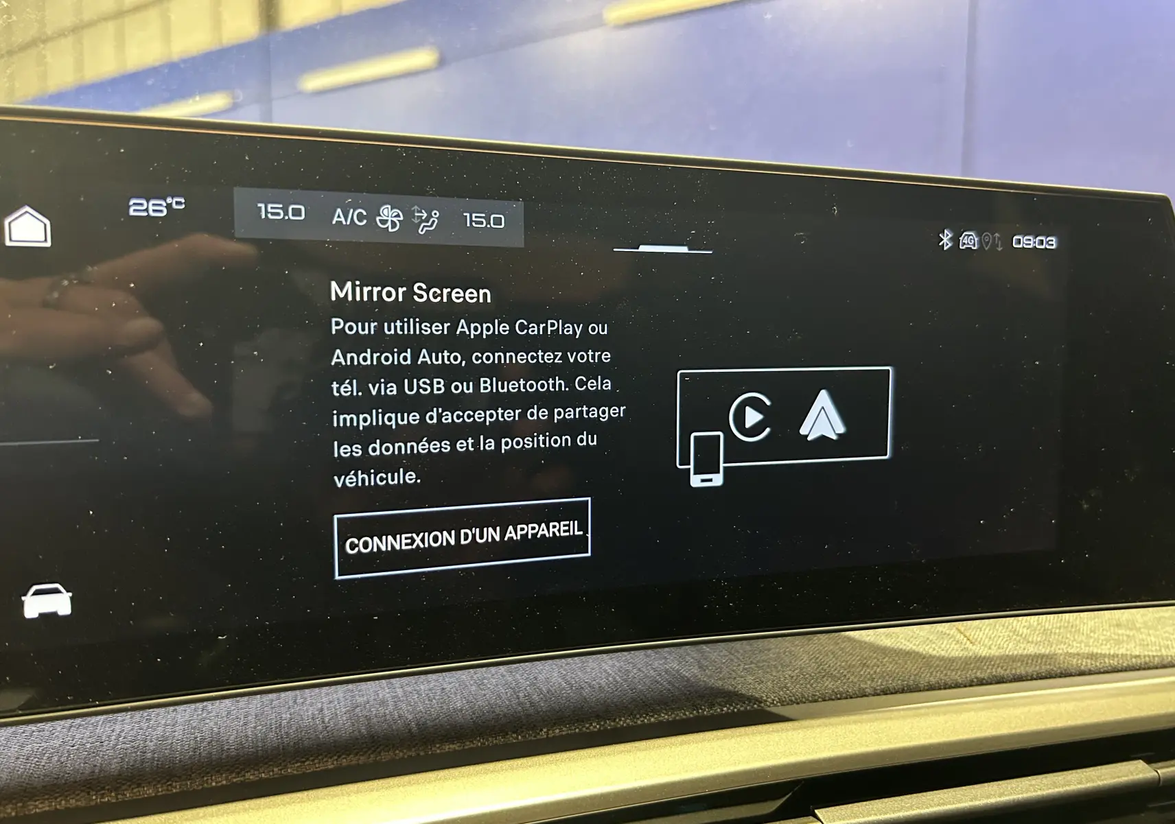 Écran tactile intérieur du Peugeot 3008 Hybrid 2026 affichant la connexion Apple CarPlay et Android Auto.