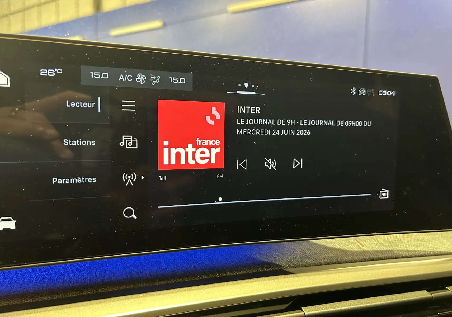 Écran tactile central du Peugeot 3008 Hybrid 2026 affichant la radio France Inter avec commandes multimédia.