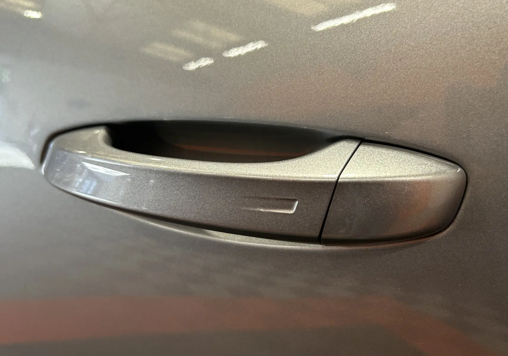 Poignée de porte gris Artense en gros plan sur Peugeot 3008 Hybrid 2026, finition métallique et design épuré.