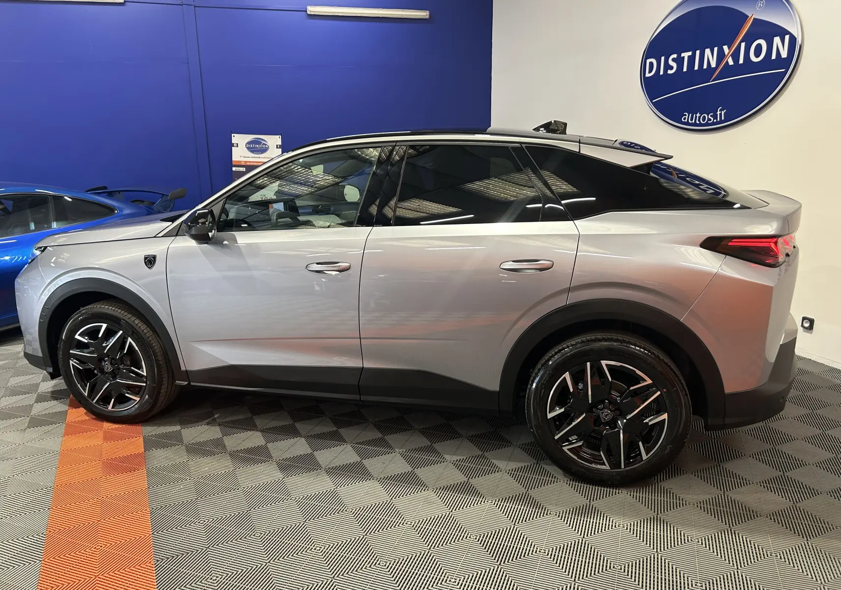 Vue de profil côté gauche du Peugeot 3008 III Hybrid gris Artense, avec jantes noires et hayon électrique visible en arrière.
