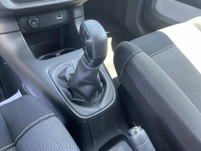 Gros plan sur le levier de vitesses manuel et la console centrale intérieure de la Citroën C3 2019, sièges gris foncé.