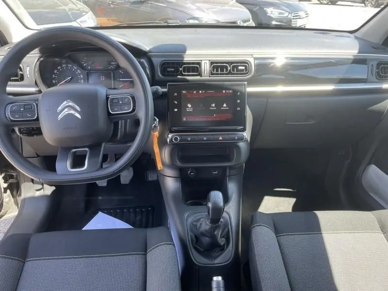 Intérieur de la Citroën C3 82 CV Feel 2019, vue frontale du tableau de bord avec écran tactile et boîte manuelle.