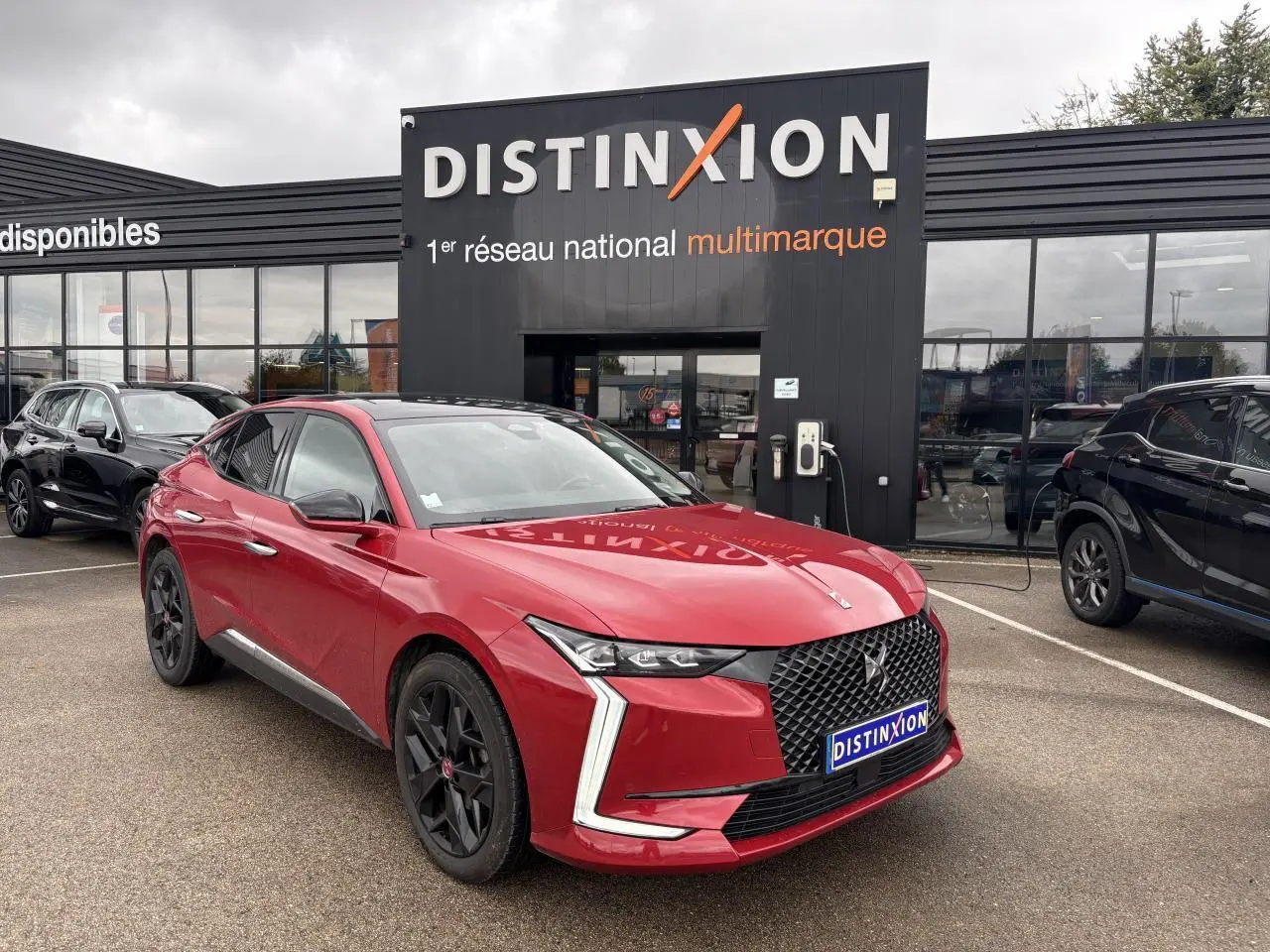 DS4 rouge foncé vue en 3/4 avant droit, avec calandre DS Wings noir brillant et jantes alliage noires.