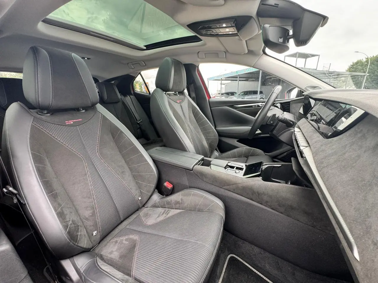 Intérieur Alcantara noir de la DS4 2022, vue côté conducteur avec toit panoramique et sièges Performance Line.