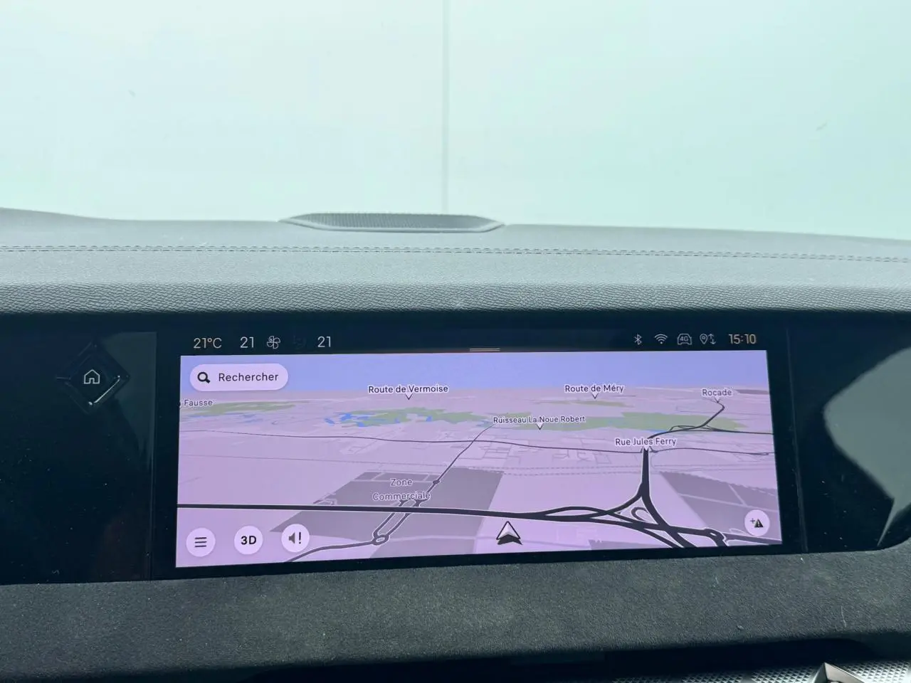 Écran tactile central du tableau de bord du DS4 2022 affichant la navigation GPS en intérieur noir Alcantara