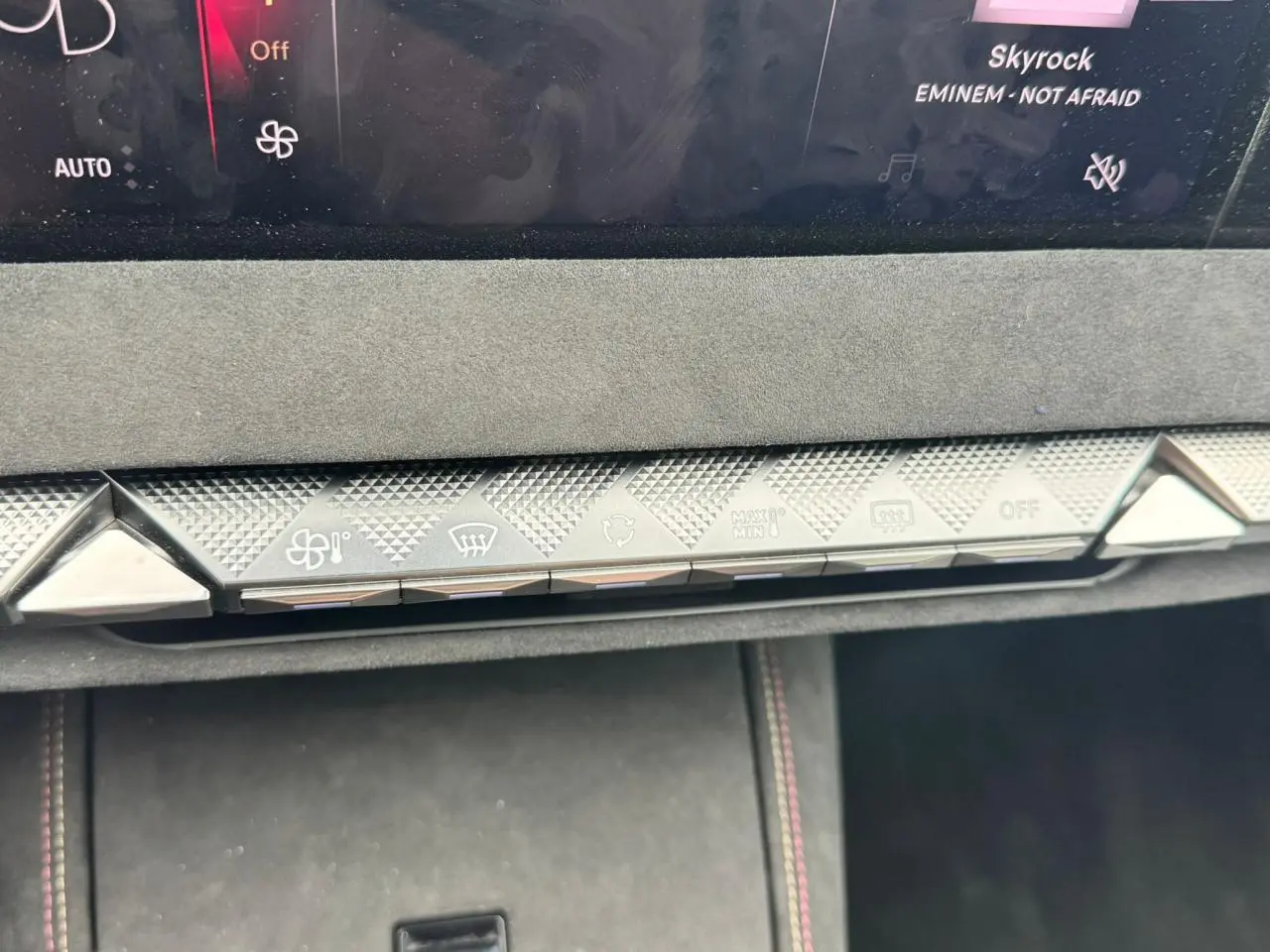 Détail de la console centrale avec commandes climatisation et finition Alcantara noir dans DS4 Performance Line rouge foncé 2022.