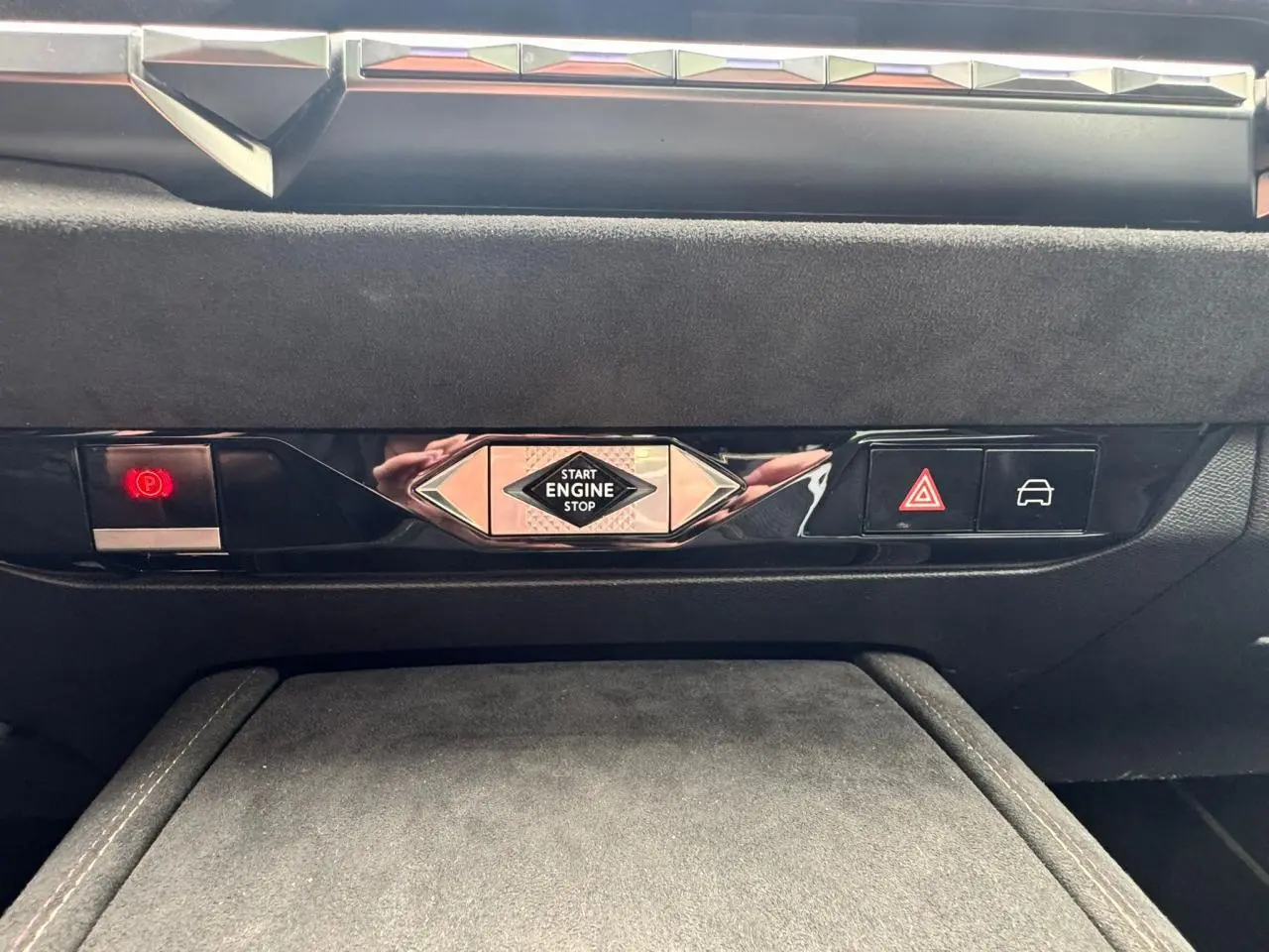 Boutons de démarrage et commandes de sécurité sur la planche de bord en Alcantara noir du DS4 Performance Line 2022.
