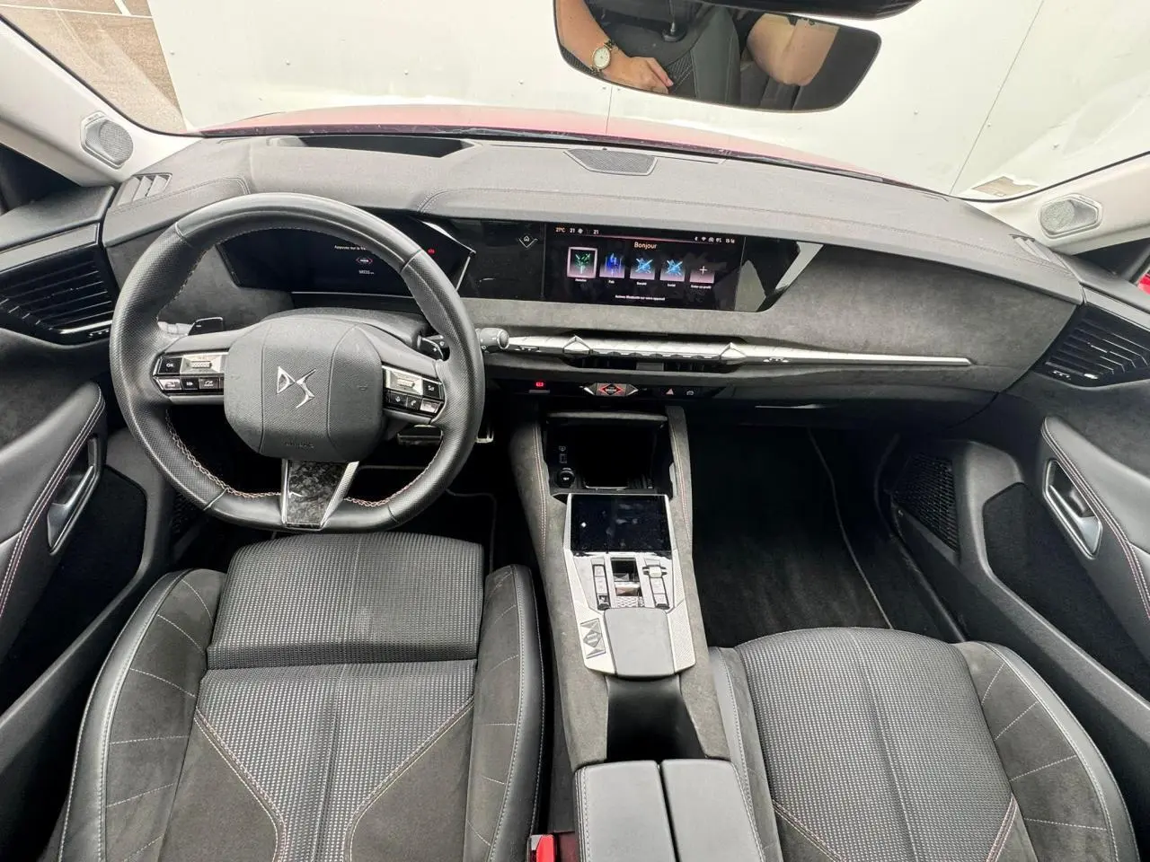 Vue intérieure du poste de conduite du DS4 2022, avec volant cuir noir, tableau de bord Alcantara et écran tactile central.