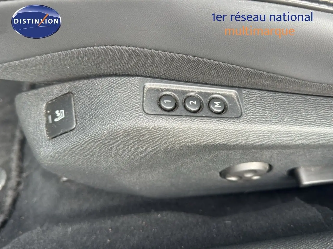 Boutons de réglage mémoire des sièges noirs dans l'habitacle d'une Peugeot 508 gris platinium, vue rapprochée.