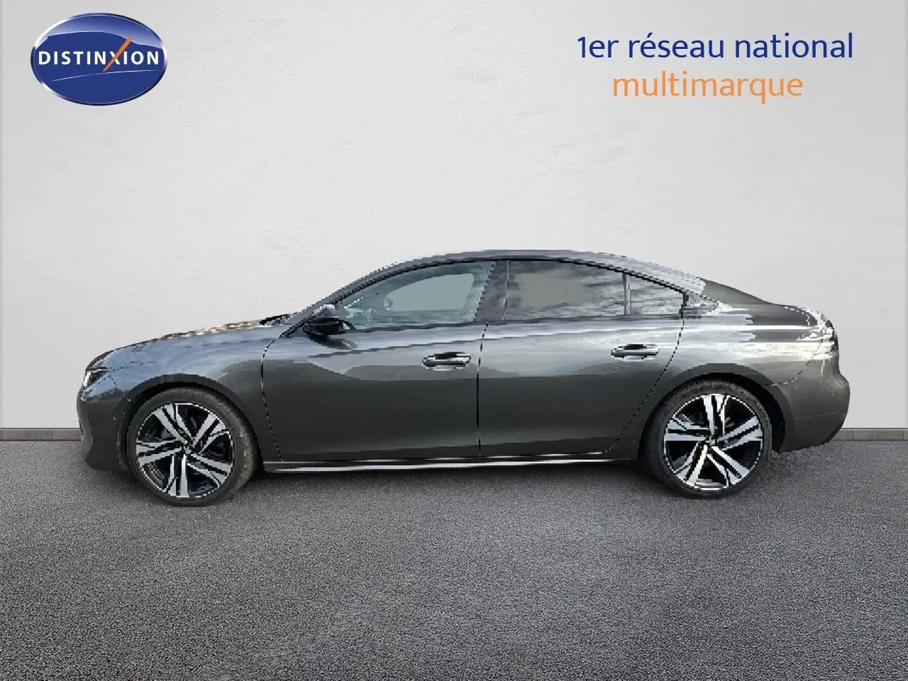 Peugeot 508 gris platinium vue de profil côté gauche, soulignant ses jantes alliage et sa silhouette élégante.