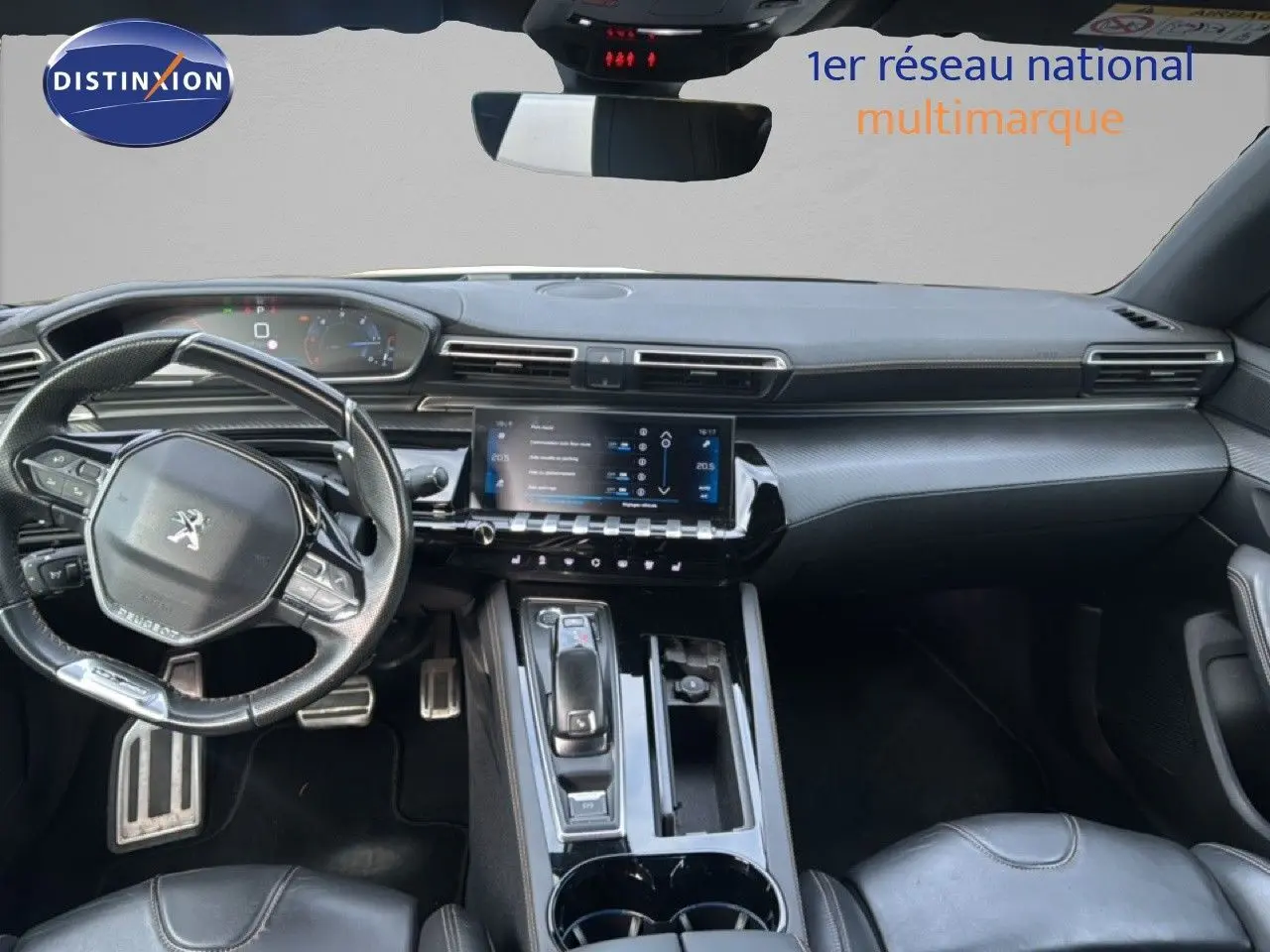 Vue intérieure du poste de conduite de la Peugeot 508 gris platinum, avec volant multifonctions et écran tactile central.