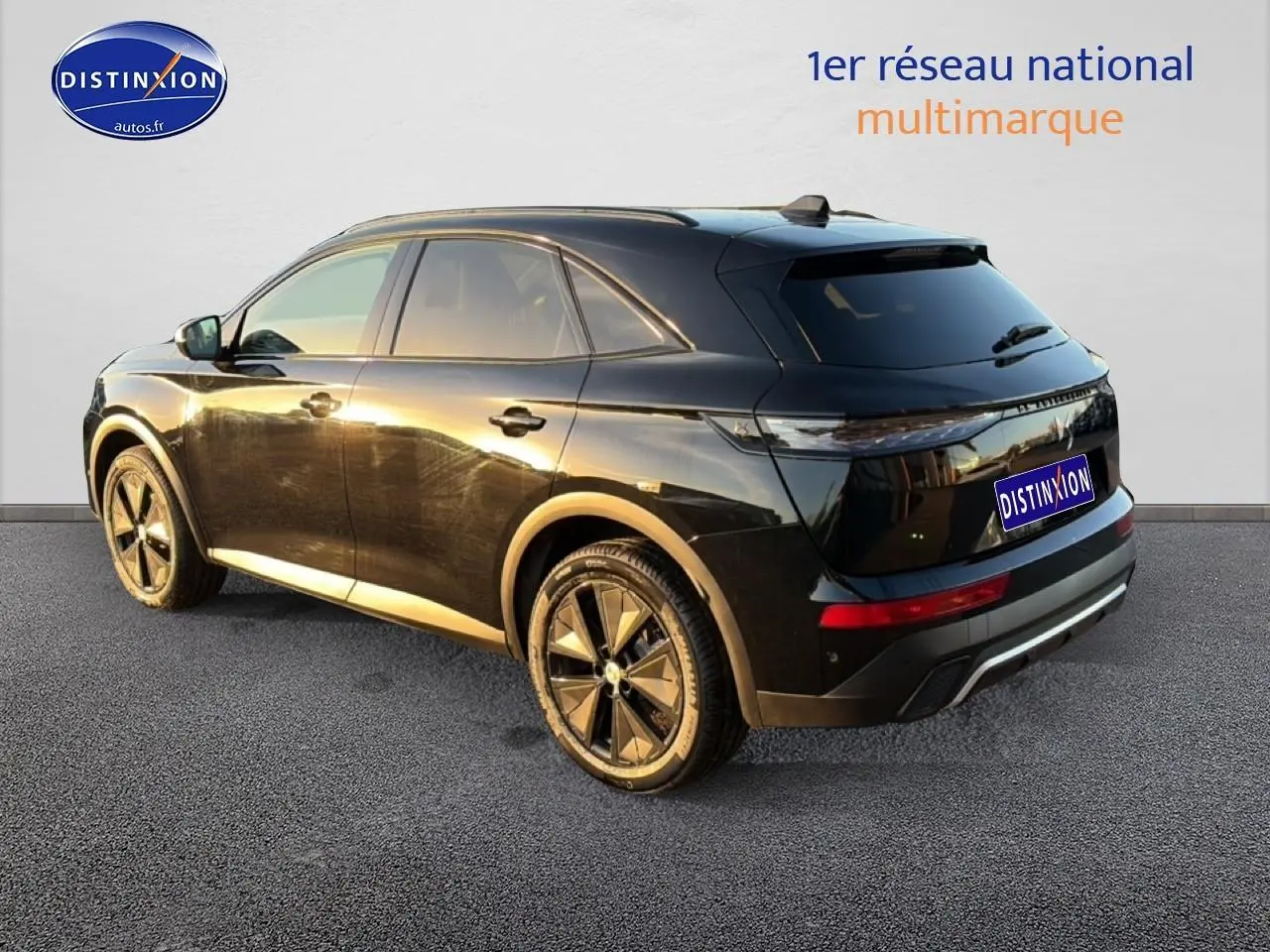 DS7 noir vue 3/4 arrière droit, jantes alliage noires, vitres arrière surteintées, design élégant et moderne.