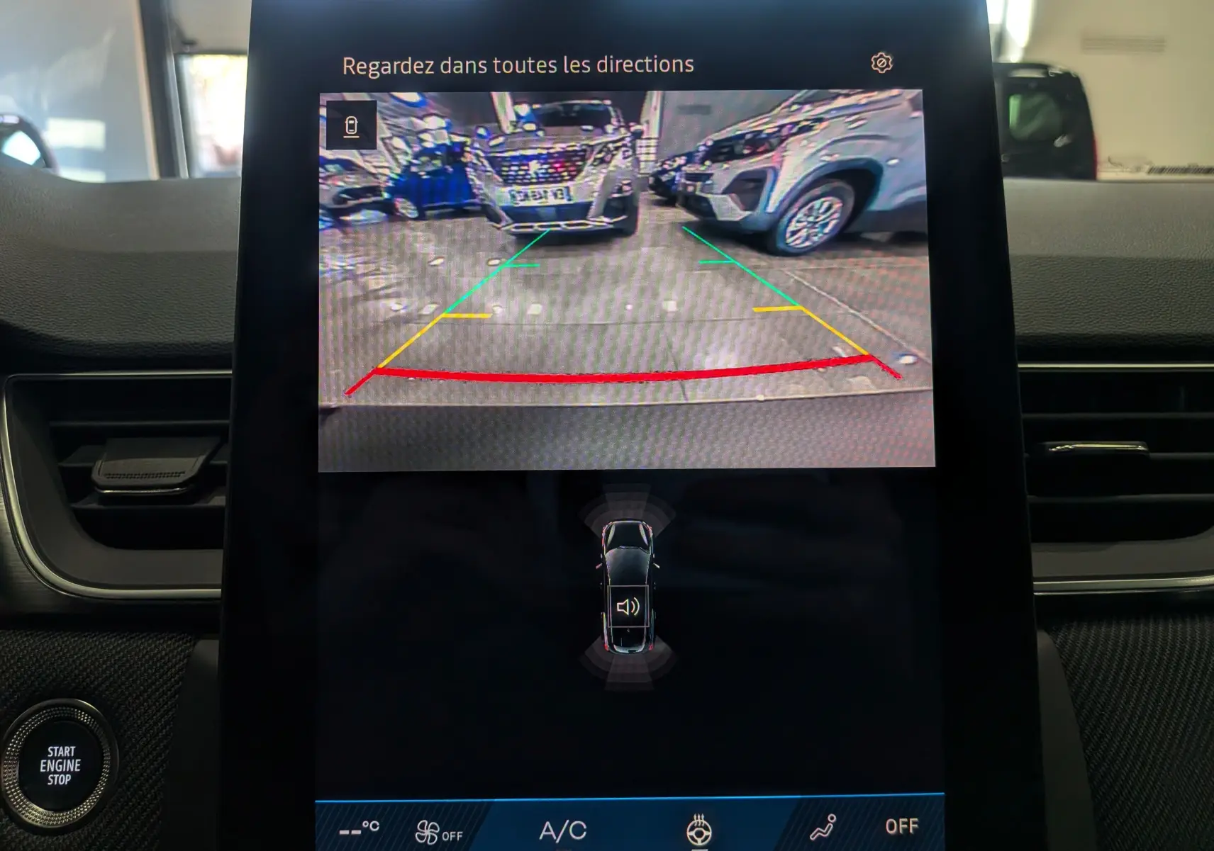Écran central de Renault Symbioz gris Rafale montrant la caméra de recul avec guidage coloré en intérieur.