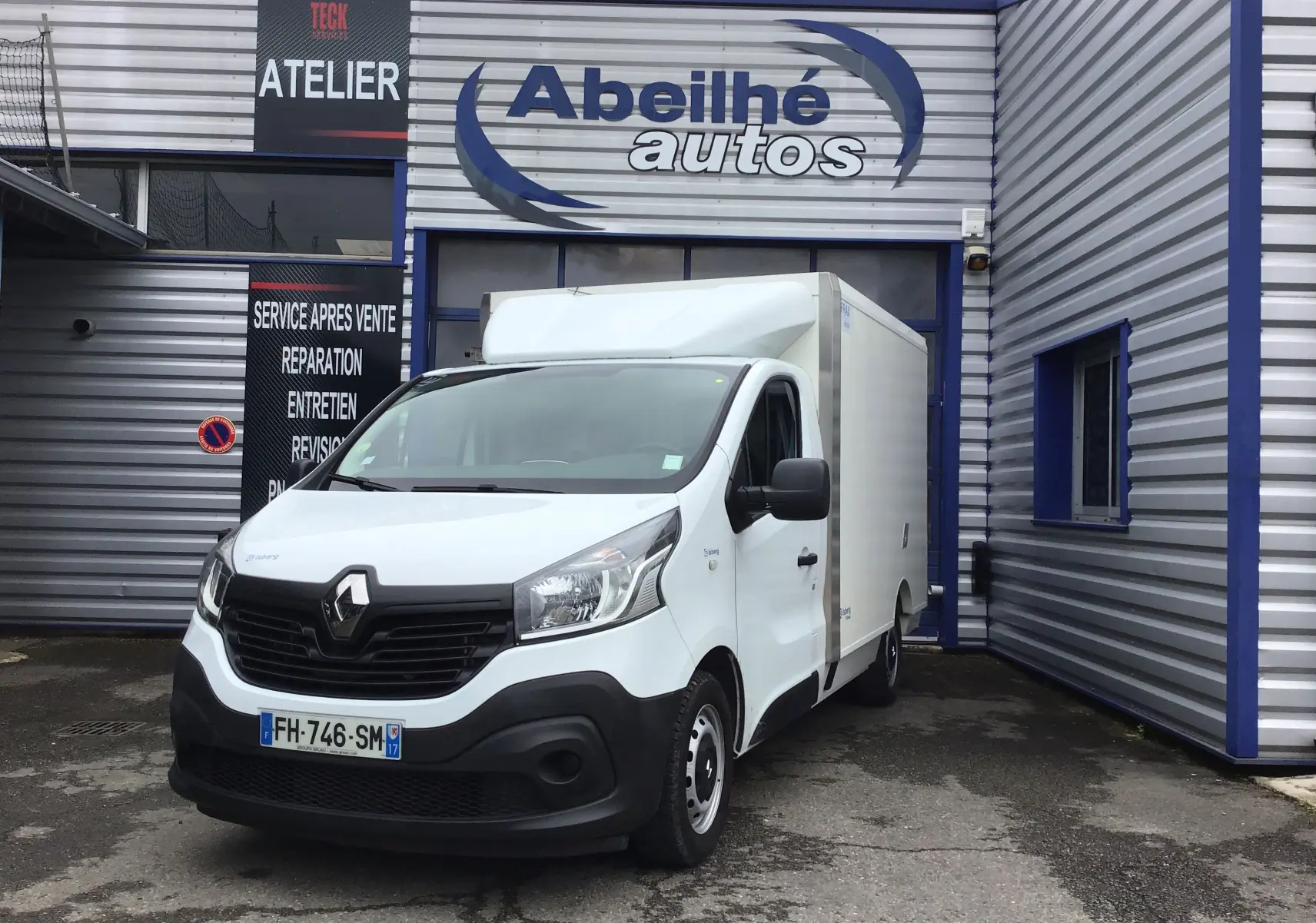 Renault Trafic Planche cabine blanc en 3/4 avant droit, équipé d'une caisse frigorifique ICEBERG by Gruau.