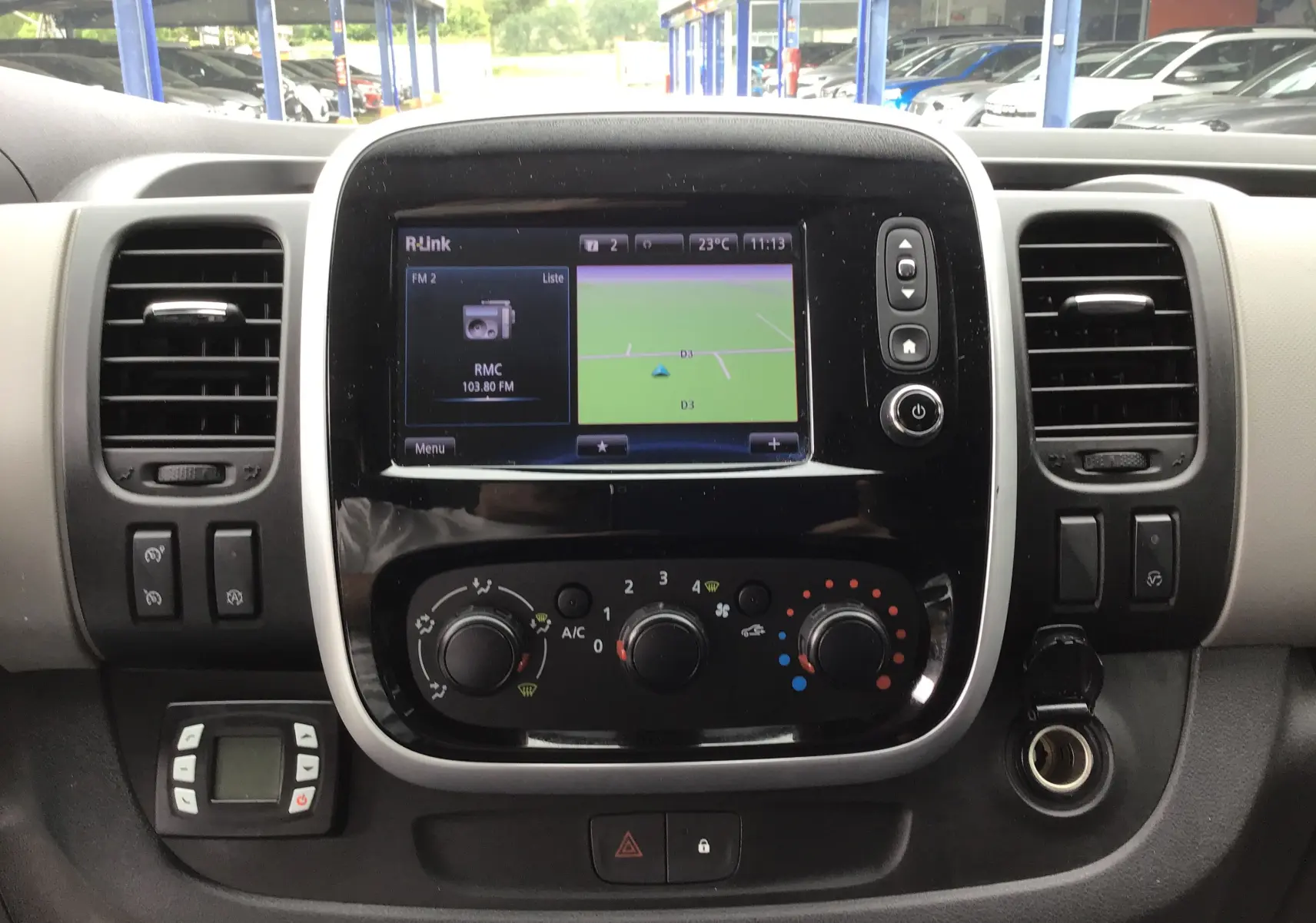 Tableau de bord du Renault Trafic Planche cabine blanc 2019 avec écran GPS et commandes de climatisation visibles.