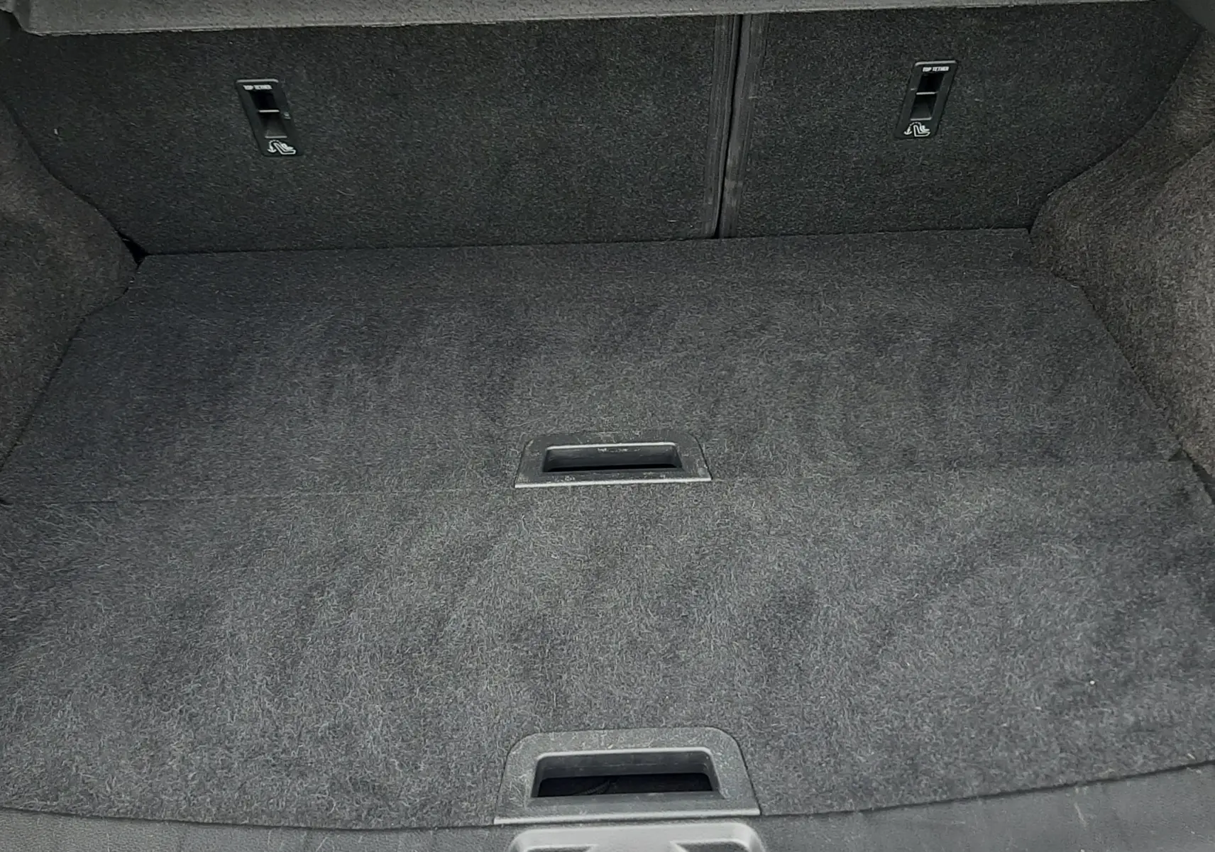 Coffre vide vu de face du Nissan Qashqai blanc 2020, avec revêtement intérieur en tissu noir.