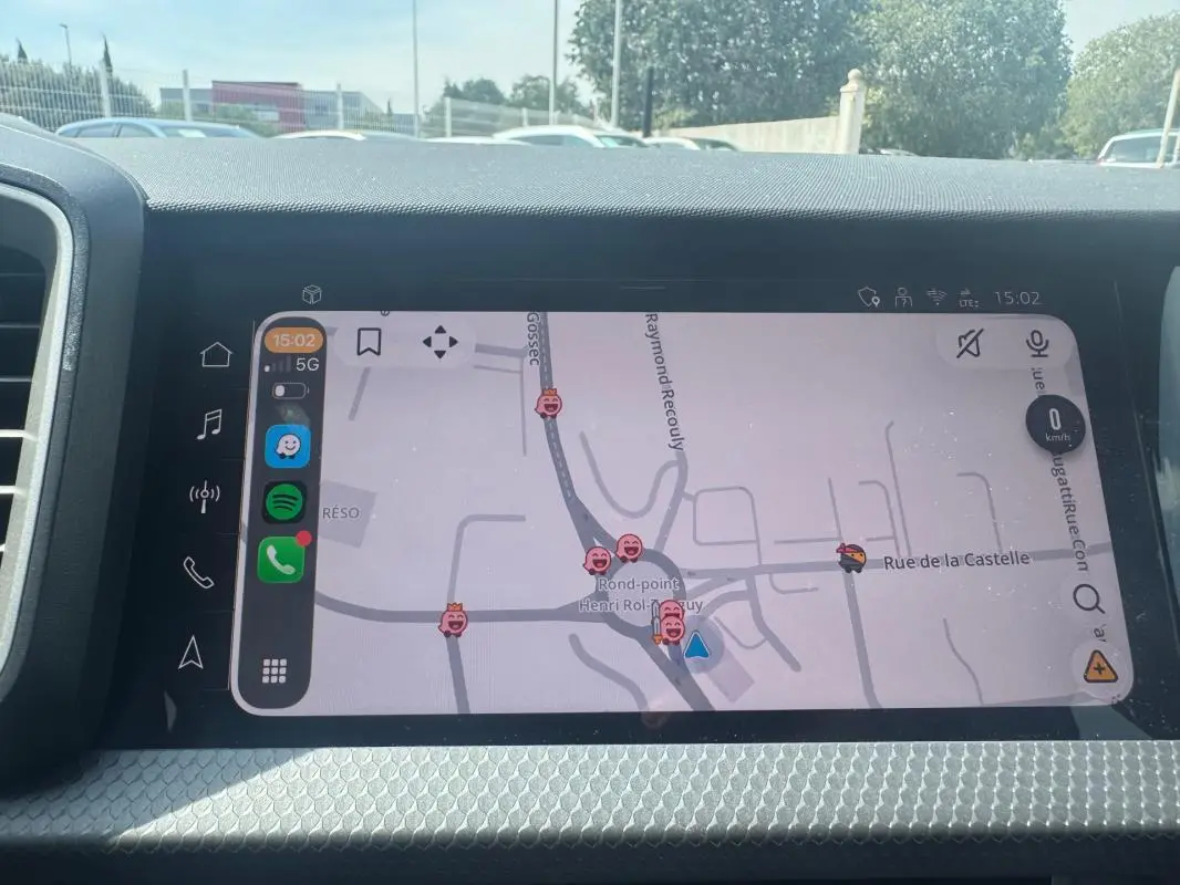 Vue rapprochée de l'écran tactile du tableau de bord de l'Audi A1 Sportback 2025, affichant la navigation GPS.