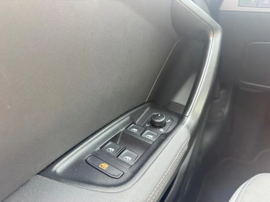 Gros plan sur la commande des vitres électriques côté conducteur d’une Audi A1 Sportback gris 2025.