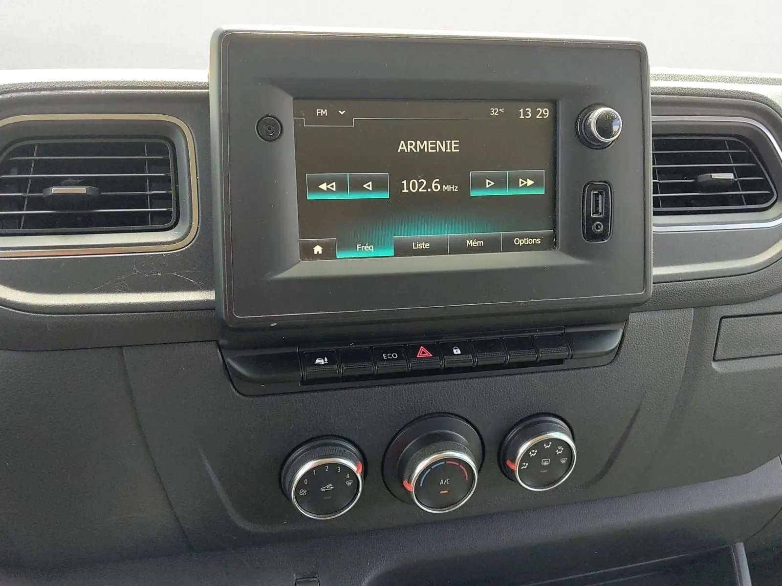 Vue rapprochée du tableau de bord noir du Renault Master 2022 avec écran tactile affichant une radio FM.