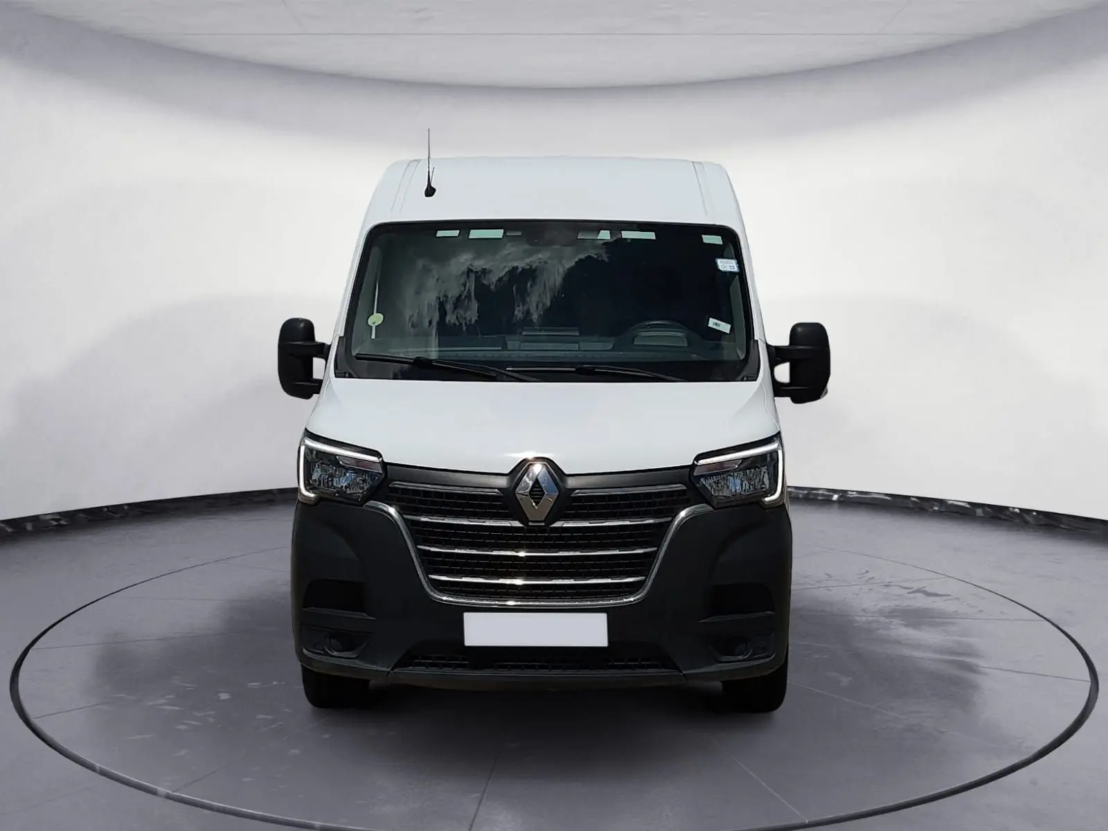 Vue frontale du Renault Master blanc 2022 avec calandre noire et grands rétroviseurs latéraux noirs.