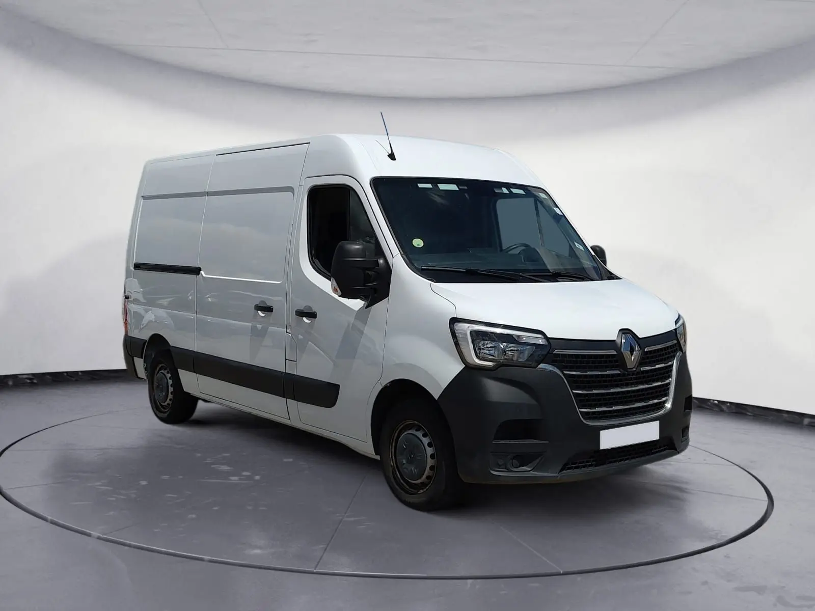 Renault Master blanc vu en 3/4 avant droit, fourgon utilitaire avec pare-chocs noirs et grandes portes latérales.