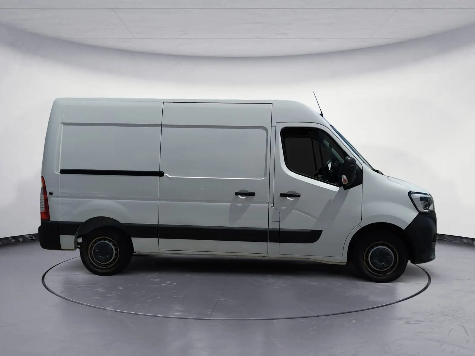 Vue de profil côté droit d’un Renault Master blanc 2022, version L2H2 avec bande noire sur les bas de caisse.