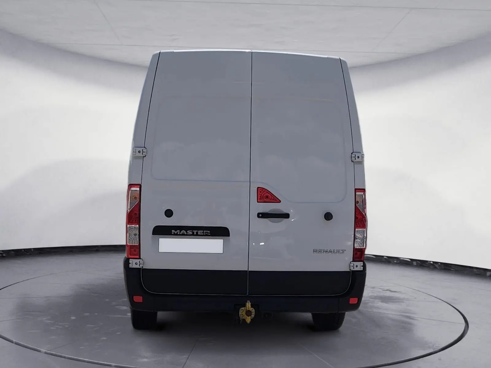 Vue arrière du Renault Master blanc avec portes battantes fermées et attelage visible en bas.