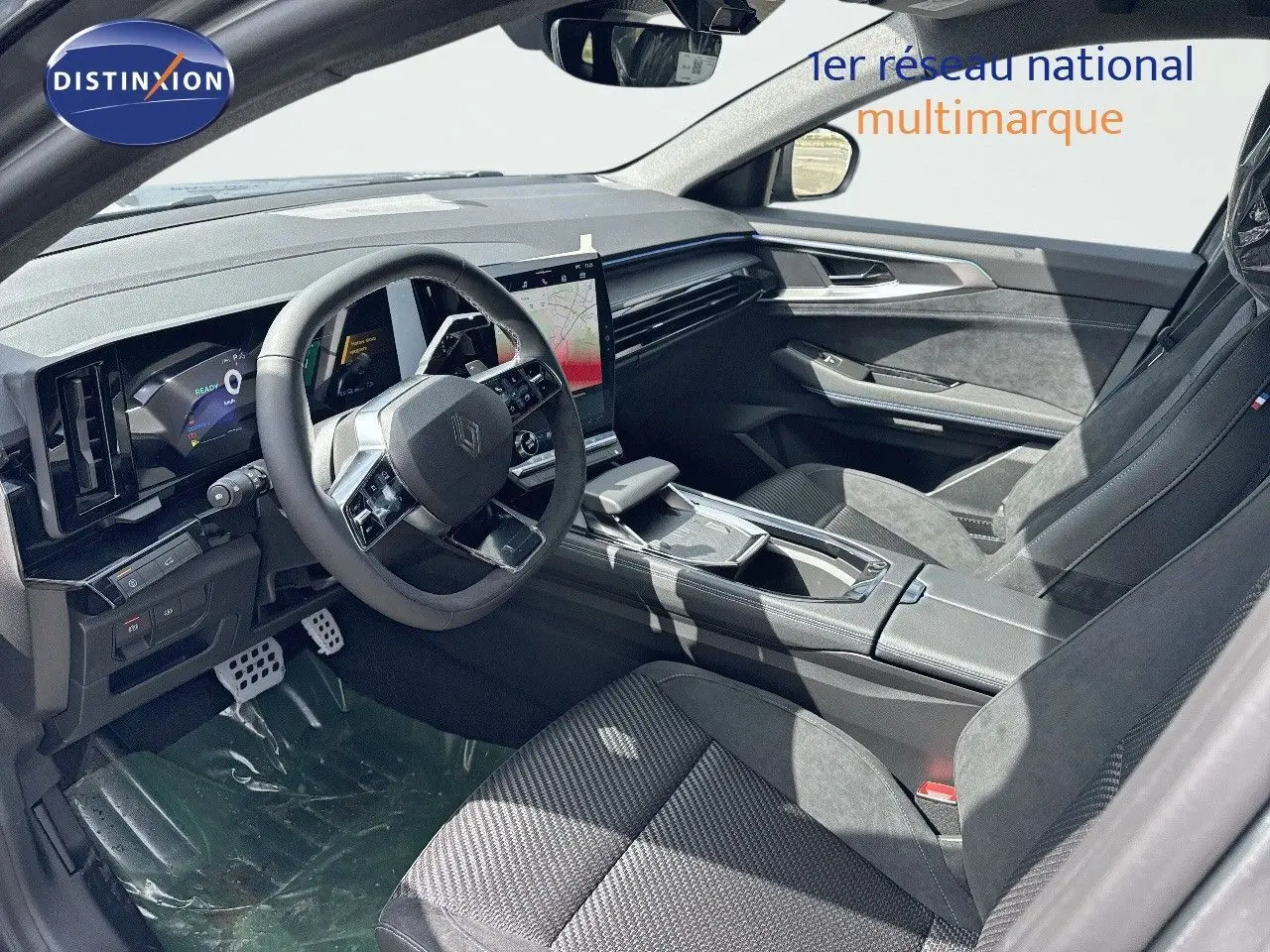 Intérieur avant droit du Renault Austral 2024 avec tableau de bord numérique et sièges en tissu noir.