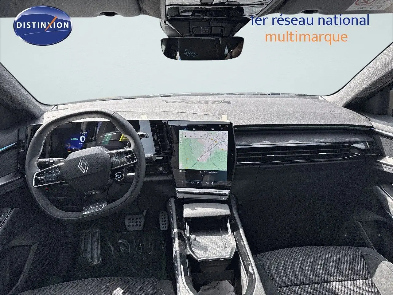 Intérieur du Renault Austral 2024, vue frontale du tableau de bord avec écran tactile central et volant multifonction noir.
